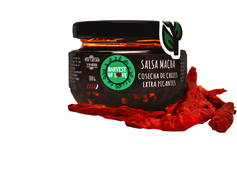 Foto de nuestra salsa envasada con chiles de fondo